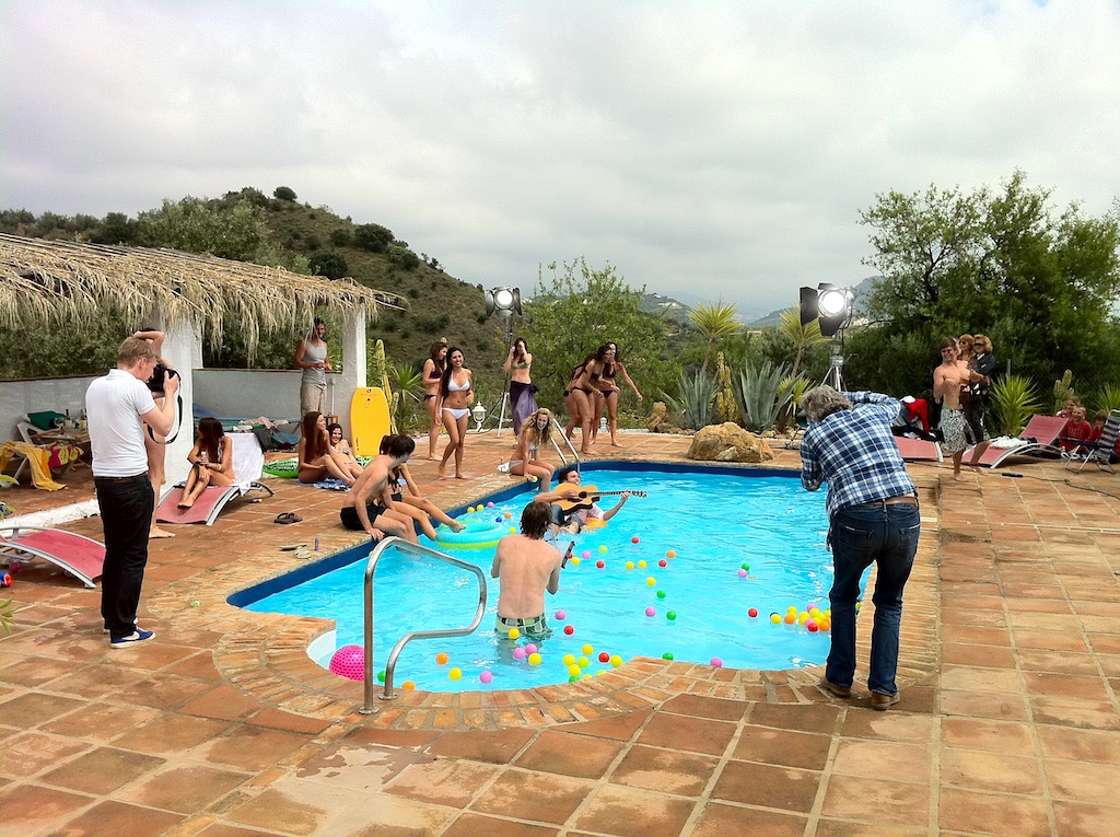 Shooting music video of Nick en Simon in a swimming pool in a private villa in Ríogordo Málaga