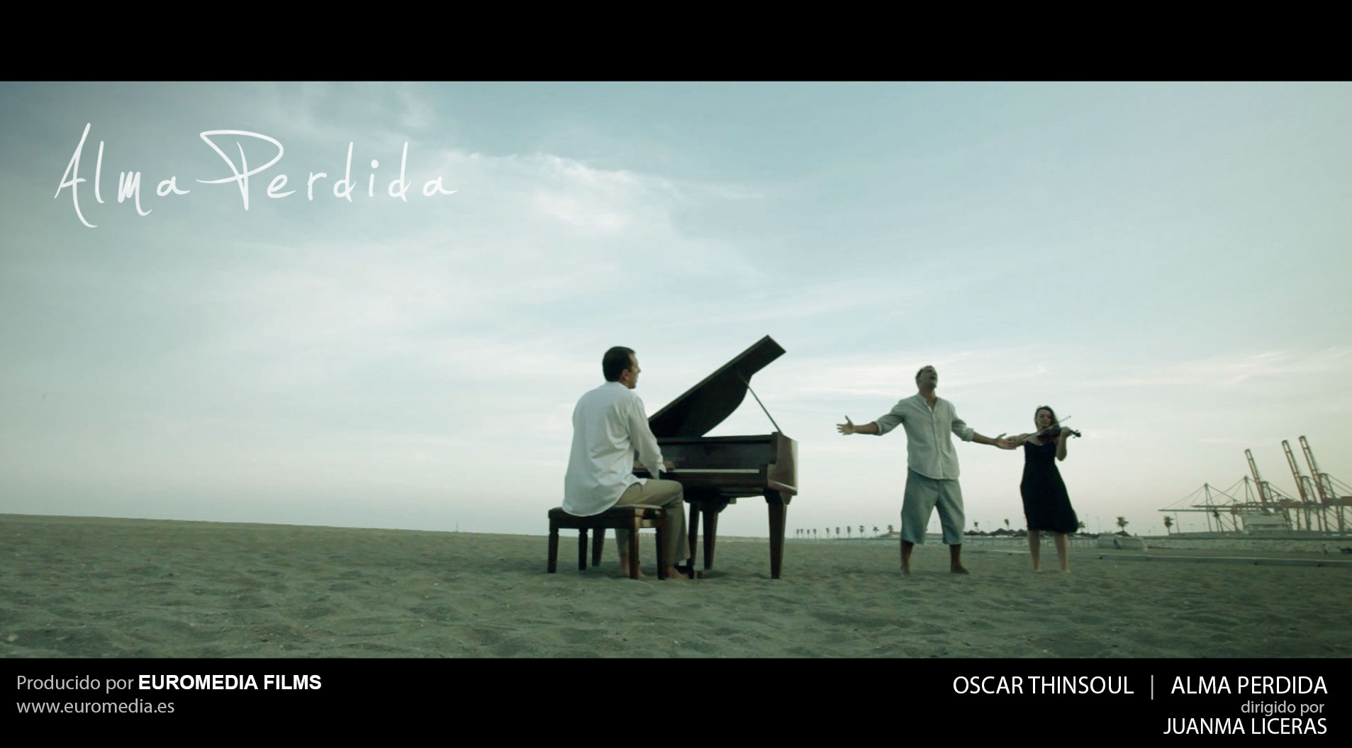 Oscar Thinsoul cantando acompañado de piano y violín en la playa de la Malagueta Málaga
